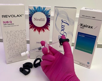Puede incluir: Tres cajas de rellenos dérmicos con las marcas "Revolax", "Nexfill" y "Kairax". Una jeringa llena de un líquido transparente está siendo sostenida por una mano enguantada. Las cajas son todas blancas con diseños y texto coloridos. El texto en las cajas incluye los nombres de las marcas, los nombres de los productos y los ingredientes. Las cajas son todas de 1,1 ml.