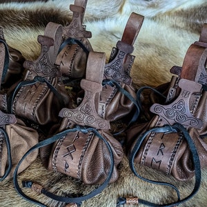 Mjölnir Runenbeutel - Gürteltasche aus Leder graviert mit Wikinger-Göttern