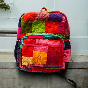 Sacs à dos de voyage écologiques en patchwork pour hommes et femmes - Sacs de voyage durables et tendance avec poignées souples, emplacement pour ordinateur portable, fermetures éclair secrètes