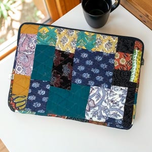 Funda para portátil con patchwork indio: funda acolchada y ecológica para portátil. Disponible en 8 tamaños.