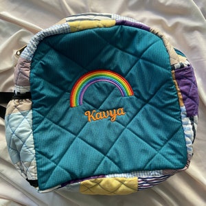 Arc-en-ciel - Sac à dos personnalisé parfait pour les enfants, cadeau personnalisé- Sac à dos pour tout-petit avec image et nom brodés- Cadeau pour les enfants