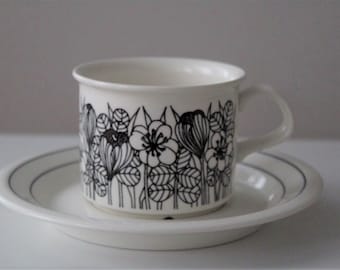 Arabia Finland KROKUS koffiekop en schotel zwart-wit - Ontwerp van Peter Winquist & Esteri Tomula.