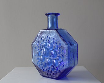 Riihimäen Lasi Finnland Die Glashütte Riihimäki STELLA POLARIS dekorative Flasche aus blauem Glas Mid Century – Design von Nanny Still