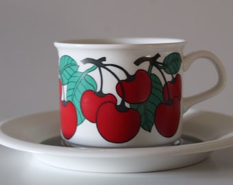 Arabië Finland KIRSIKKA (kersen) koffiekop (0,18 l) en schotel – ontwerp door Peter Winquist en Inkeri Leivo (Seppälä)
