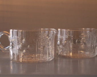 Set aus FLORA Glas und Milchkännchen Vintage von Nuutajärvi und Design von Oiva Toikka mit original Verpackung