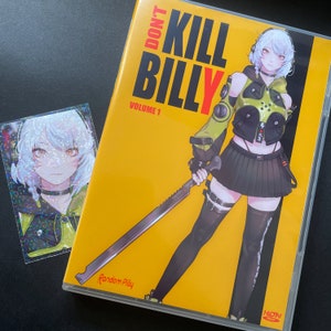Könnte beinhalten: Eine gelbe DVD-Hülle mit dem Text "DON'T KILL BILLY VOLUME 1" und einer Illustration eines weiblichen Charakters mit einem Schwert. Eine holografische Sammelkarte mit derselben Figur ist ebenfalls vorhanden. Das Kunstwerk hat einen futuristischen Anime-Stil.