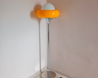 Meblo Guzzini Modelo Jadran Lámpara de pie amarilla/ Lámpara de pie de mediados de siglo/Lámpara de pie de plástico de metal de la era espacial/Lámpara de pie de diseño italiano