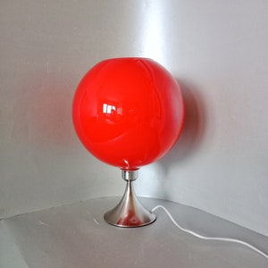 Lámpara de mesa de la era espacial/Lámpara de globo de cristal opalino de mediados de siglo/Lámpara de mesa de cristal rojo vintage/Lámpara de los 70/Lámpara retro/Lámpara de mesita de noche