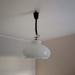 Vintage vit opalglas pendellampa / Vintage taklampa / Retro hänglampa / Mid-Century Modern lampa / Tillverkad i Jugoslavien / 1970-talet bild 6