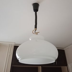 Vintage vit opalglas pendellampa / Vintage taklampa / Retro hänglampa / Mid-Century Modern lampa / Tillverkad i Jugoslavien / 1970-talet bild 1