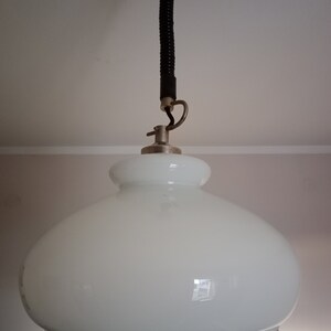 Vintage vit opalglas pendellampa / Vintage taklampa / Retro hänglampa / Mid-Century Modern lampa / Tillverkad i Jugoslavien / 1970-talet bild 9