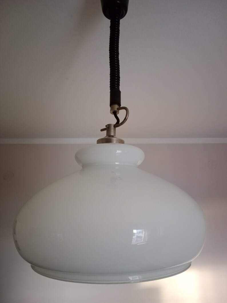 Vintage vit opalglas pendellampa / Vintage taklampa / Retro hänglampa / Mid-Century Modern lampa / Tillverkad i Jugoslavien / 1970-talet bild 9