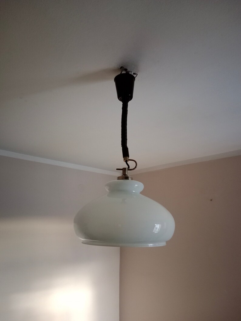 Vintage vit opalglas pendellampa / Vintage taklampa / Retro hänglampa / Mid-Century Modern lampa / Tillverkad i Jugoslavien / 1970-talet bild 2