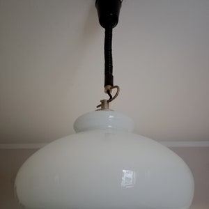 Vintage vit opalglas pendellampa / Vintage taklampa / Retro hänglampa / Mid-Century Modern lampa / Tillverkad i Jugoslavien / 1970-talet bild 3
