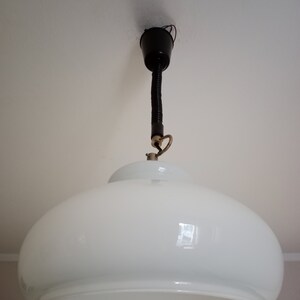 Vintage vit opalglas pendellampa / Vintage taklampa / Retro hänglampa / Mid-Century Modern lampa / Tillverkad i Jugoslavien / 1970-talet bild 7