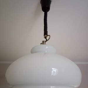 Vintage vit opalglas pendellampa / Vintage taklampa / Retro hänglampa / Mid-Century Modern lampa / Tillverkad i Jugoslavien / 1970-talet bild 8