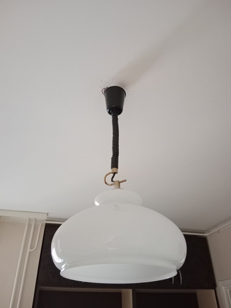 Vintage vit opalglas pendellampa / Vintage taklampa / Retro hänglampa / Mid-Century Modern lampa / Tillverkad i Jugoslavien / 1970-talet bild 1