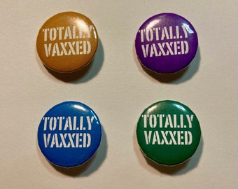 Pin Button - "Totally Vaxxed" - 1" (2.5cm)