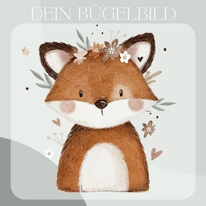 Può includere: Una volpe dei cartoni animati carina con una corona di fiori, circondata da fiori e cuori. Il testo "DEIN BÜGELBILD" è nella parte superiore dell'immagine. Il testo "Inklusive Anleitung und Test-Bügelbild" è nella parte inferiore dell'immagine.