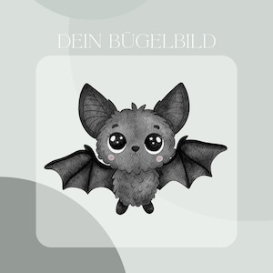 Könnte beinhalten: Eine süße schwarze Fledermaus mit großen Augen und einem flauschigen Körper. Die Fledermaus fliegt mit ausgebreiteten Flügeln. Das Bild ist auf einem hellgrauen Hintergrund mit dem Text "Dein Bügelbild" oben und "Inklusive Anleitung und Test-Bügelbild" unten.