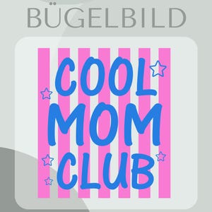 Könnte beinhalten: Ein Grafikdesign mit dem Text "COOL MOM CLUB" in Blau, vor einem Hintergrund aus rosa vertikalen Streifen. Das Design enthält Sternakzente und den deutschen Text "BÜGELBILD" oben.