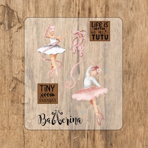 Peut inclure: Deux illustrations à l'aquarelle de ballerines avec des tutus roses et blancs, des rubans roses et des chaussons de ballet roses. Le texte "Life is better in a tutu" et "Tiny Ballerina" sont sur l'image.