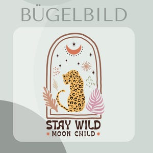 Könnte beinhalten: Ein Bügelbild mit einem Leoparden-Design in einem Bogen, mit dem Text "STAY WILD * MOON CHILD*". Das Design umfasst einen Halbmond, Sterne und botanische Elemente in Braun, Rosa und Gelb.