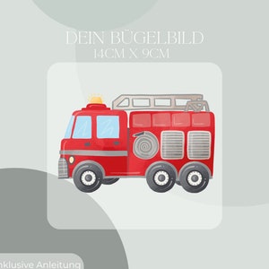 Op de afbeelding: Rode brandweerwagen met een ladder, een geel licht en een slang. De truck is 14 cm x 9 cm. De afbeelding bevat de tekst "Dein Bügelbild 14CM x 9CM".