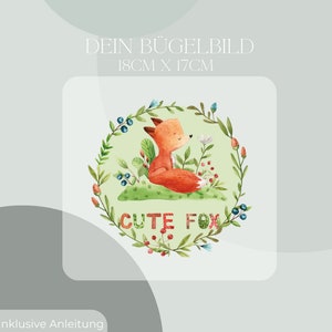 Könnte beinhalten: Eine süße Fuchs-Illustration mit einem grünen, roten und blauen Blumengirlanden darum herum. Der Text "Cute Fox" ist in bunten Buchstaben unter dem Fuchs geschrieben. Das Bild ist 18 cm x 17 cm groß.