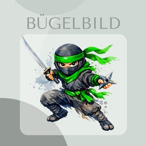 Könnte beinhalten: Ein Bügelbild mit einer Aquarell-Illustration eines Ninjas in einem schwarzen Anzug mit leuchtend grünem Stirnband, Schal und Gürtel. Der Ninja hält ein silbernes Schwert in der einen und einen silbernen Wurfstern in der anderen Hand.