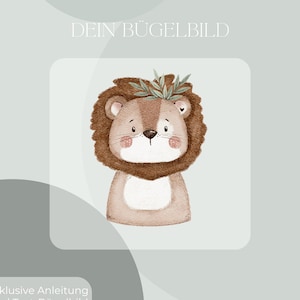 Könnte beinhalten: Aquarell-Illustration eines freundlichen Löwen mit brauner Mähne und Blätterkrone. Der Löwe hat einen hellbraunen Körper, rosige Wangen und eine weiße Brust. Der Text oben lautet "DEIN BÜGELBILD". Der Text unten lautet "Inklusive Anleitung und Test-Bügelbild".