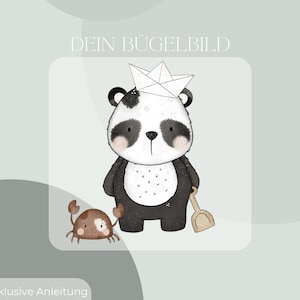 Peut inclure: Un panda noir et blanc portant un chapeau de marin en papier blanc tient une pelle en bois brun. Un crabe brun aux pinces noires se trouve à gauche du panda. Le texte "DEIN BÜGELBILD" est en haut de l'image. Le texte "Inklusive Anleitung und Test-Bügelbild" est en bas de l'image.