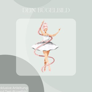 Könnte beinhalten: Aquarell-Illustration einer Ballerina in einem weißen Tutu und rosa Bändern. Die Ballerina posiert mitten im Tanz, mit ausgestreckten Armen. Der Text "DEIN BÜGELBILD" steht oben und "Inklusive Anleitung und Test-Bügelbild" unten.
