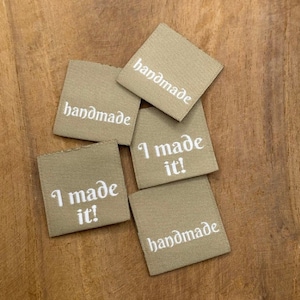 5 Label &quot;I made it-handmade&quot; Aufschrift auf dunkel-beigen Hintergrund Web Etiketten Annäher Textiletiketten gewebtes Label Einnäher
