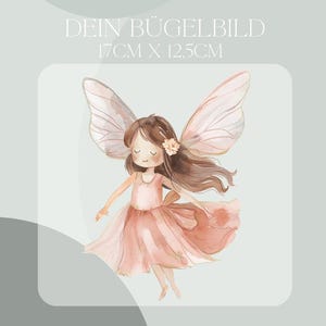 Könnte beinhalten: Aquarell-Illustration einer Fee mit großen, zarten Flügeln und einem fließenden rosa Kleid. Die Fee hat braunes Haar und eine Blume im Haar. Der Text "DEIN BÜGELBILD 17cm x 12.5cm" steht oben.