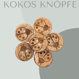 Könnte beinhalten: Sechs runde, braune Kokosnussknöpfe mit geschnitzten Marienkäfermotiven, angeordnet in einem kreisförmigen Muster. Der Hintergrund ist hellgrau. Der Text "KOKOS KNÖPFE" ist oben im Bild zu sehen.