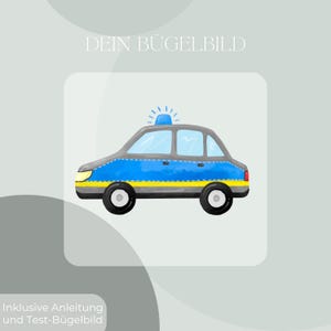 Könnte beinhalten: Ein blau-graues Cartoon-Polizeiauto mit gelbem Streifen und blauem Licht. Das Auto hat schwarze Räder und befindet sich vor einem hellgrauen Hintergrund. Der Text oben lautet "DEIN BÜGELBILD".