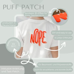 Op de afbeelding: Een wit T-shirt met een rode 3D-puffy patch waarop "NOPE" op de rug staat. De patch is machinewasbaar tot 30 graden Celsius. De afbeelding toont ook een close-up van de patch en instructies voor gebruik. De patch is geschikt voor katoenen en polyester stoffen en kan worden gebruikt op gestructureerde en donkere stoffen.