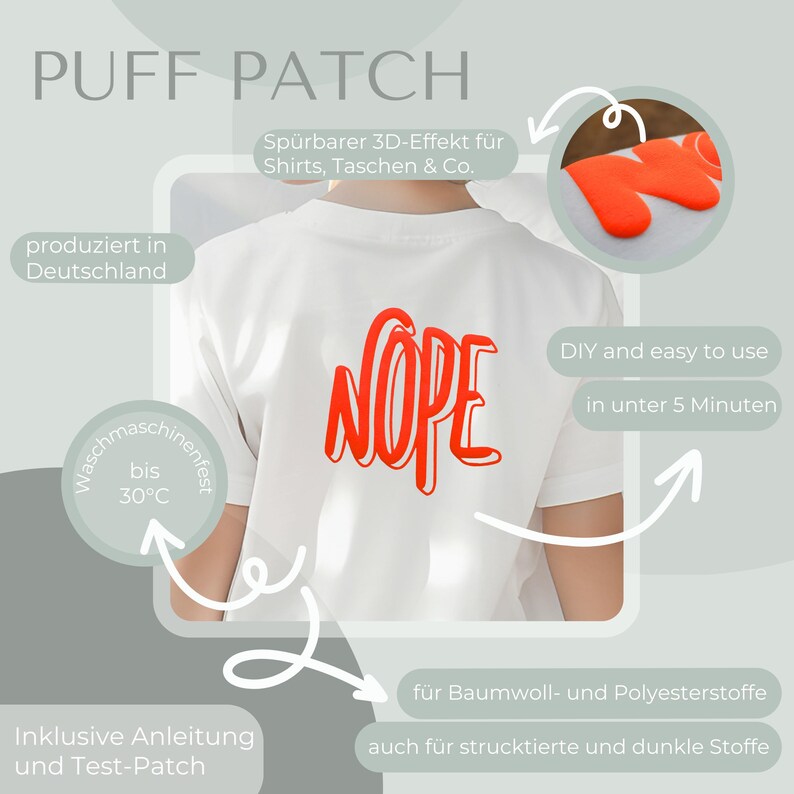 Op de afbeelding: Een wit T-shirt met een rode 3D-puffy patch waarop "NOPE" op de rug staat. De patch is machinewasbaar tot 30 graden Celsius. De afbeelding toont ook een close-up van de patch en instructies voor gebruik. De patch is geschikt voor katoenen en polyester stoffen en kan worden gebruikt op gestructureerde en donkere stoffen.