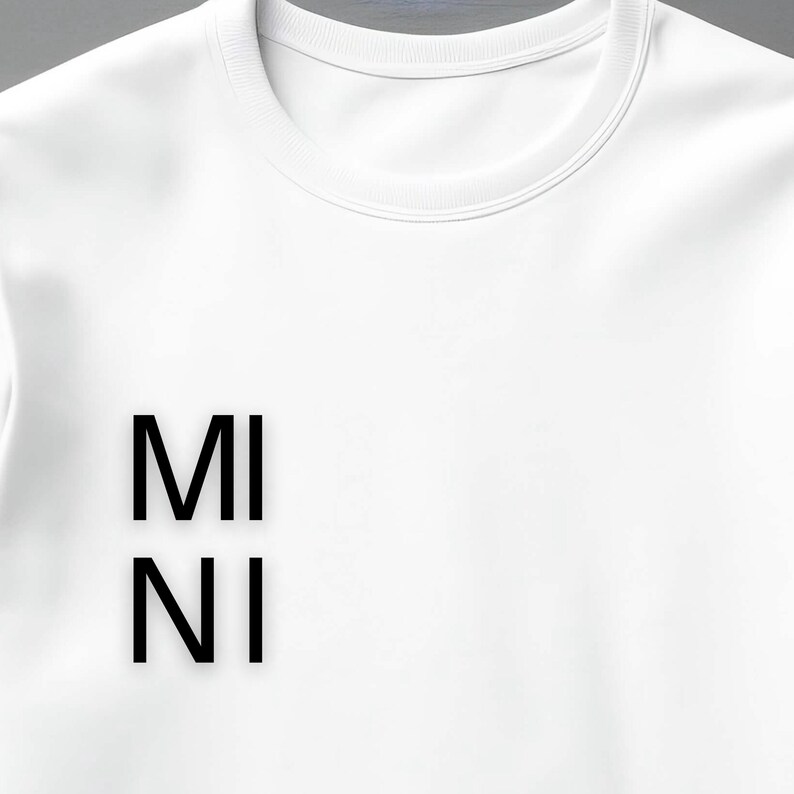 Puede incluir: Sudadera blanca de cuello redondo con las letras negras "MI" sobre "NI". La sudadera est&aacute; hecha de un material suave y tiene un estilo cl&aacute;sico e informal. El dise&ntilde;o es simple y moderno.
