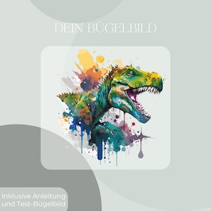 Könnte beinhalten: Eine Aquarellillustration eines Tyrannosaurus Rex mit grünem und gelbem Kopf, blauem und grünem Körper und offenem Maul. Das Bild hat farbenfrohe Farbspritzer und den Text "DEIN BÜGELBILD" und "Inklusive Anleitung und Test-Bügelbild".