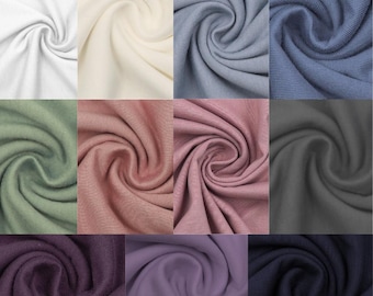 Könnte beinhalten: Eine Sammlung von 10 Stoffproben in verschiedenen Farben, darunter Weiß, Creme, Hellblau, Jeansblau, Salbeigrün, Altrosa, Grau, Lila, Lavendel und Dunkelblau. Der Stoff ist glatt und hat einen leichten Glanz.