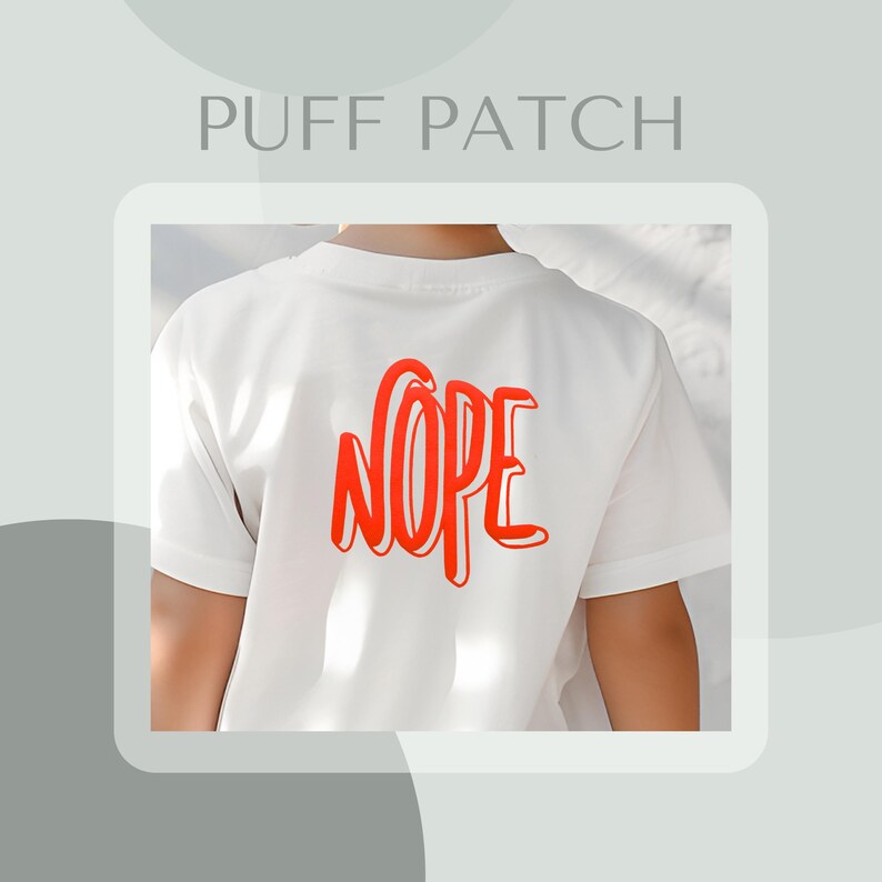 Op de afbeelding: Wit T-shirt met een rode "NOPE" afbeelding op de rug. De afbeelding is in 3D-stijl.