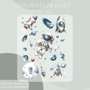 Può includere: Un set di trasferibili a tema spaziale con razzi, pianeti, un astronauta e una meteora. Il design include il testo "DEIN BÜGELBILD SET - DIN A4" e "Inklusive Anleitung und Test-Bügelbild". Le illustrazioni sono in stile acquerello.