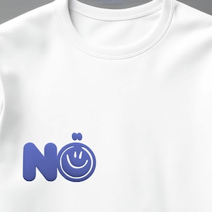 Może przedstawiać: Biała bluza z okrągłym dekoltem z niebieską grafiką z napisem "N&ouml;" ze smileyem. Projekt jest wyśrodkowany na przodzie koszulki. Bluza wykonana jest z miękkiego materiału.