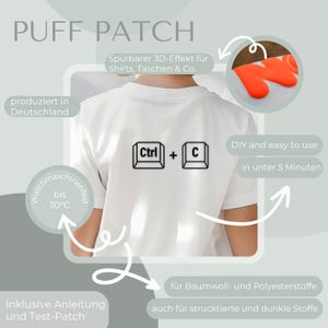 Może przedstawiać: Biała koszulka z czarnym wzorem naszywki Ctrl + C. Obraz zawiera tekst, kt&oacute;ry m&oacute;wi "PUFF PATCH", "Sp&uuml;rbarer 3D-Effekt f&uuml;r Shirts, Taschen & Co.", "produziert in Deutschland", "waschmaschinenfest bis 30&deg;C", "DIY and easy to use in unter 5 Minuten", "Inklusive Anleitung und Test-Patch", "f&uuml;r Baumwoll- und Polyesterstoffe" i "auch f&uuml;r strucktierte und dunkle Stoffe".