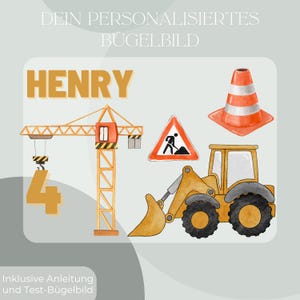 Könnte beinhalten: Aquarell-Illustration mit Baustellen-Motiven. Enthält einen gelben Kran, einen Bagger, einen Verkehrskegel und ein Straßenschild. Der Name "HENRY" wird angezeigt, zusammen mit der Zahl "4". Der Text "DEIN PERSONALISIERTES BÜGELBILD" steht oben.