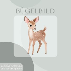Könnte beinhalten: Aquarell-Illustration eines Rehkitzes mit braunem Fell, weißen Flecken und großen, ausdrucksstarken Augen. Das Bild ist vor einem hellgrauen Hintergrund mit dem Text "BÜGELBILD" oben platziert. Der untere Teil des Bildes enthält Text auf Deutsch.