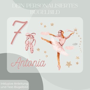 Könnte beinhalten: Hellrosa Grafik mit einer Ballerina, Ballettschuhen, der Zahl 7 und dem Namen "Antonia". Das Design umfasst goldene Glitzersterne und Wolken, mit Text oben und unten.