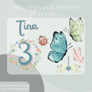 Puede incluir: Un diseño de transferencia de planchado personalizado con el nombre "Tina" y el número "3" en color turquesa. El diseño incluye ilustraciones de acuarela de mariposas, una mariquita y una libélula, con una corona floral alrededor del número.